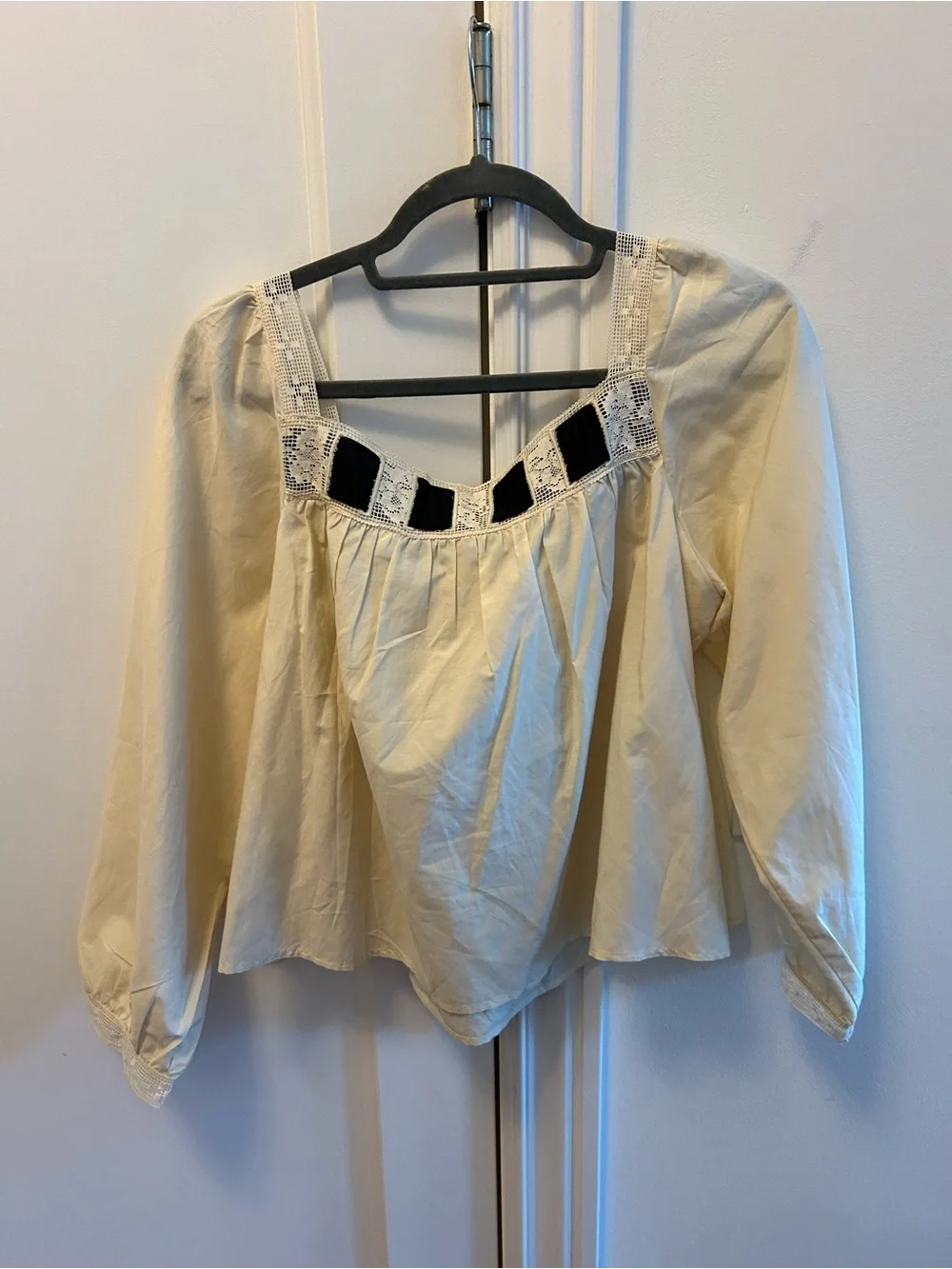 Doën Cream Peasant Blouse with Black Ribbon - Picture 2 of 6